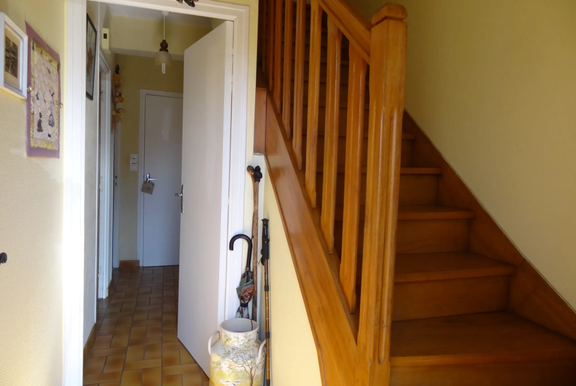 Maison 91 m² à Rostrenen avec deux logements indépendants, jardin et garages 
