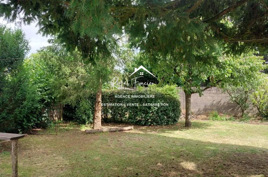 Jardin attenant  Charmante maison mitoyenne de 118 m² à Châtellerault avec jardin et toutes commodités 