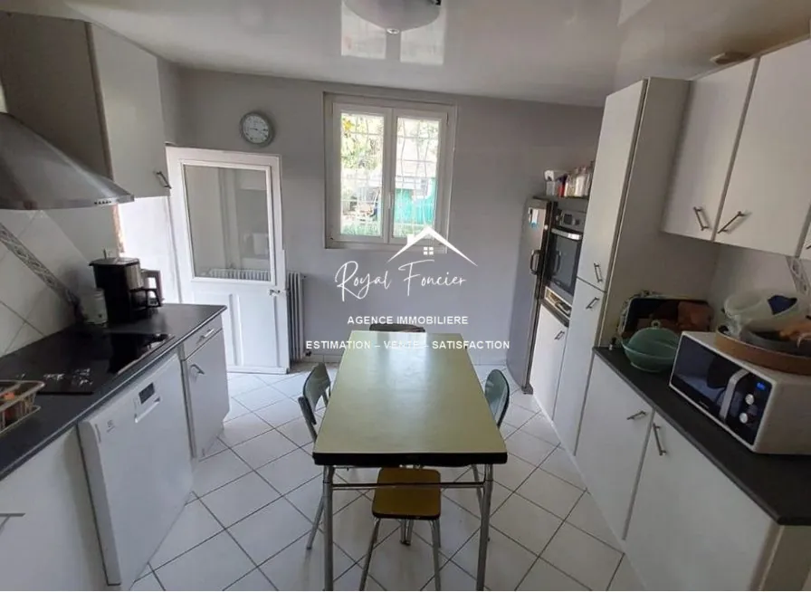 Cuisine Charmante maison mitoyenne de 118 m² à Châtellerault avec jardin et toutes commodités 
