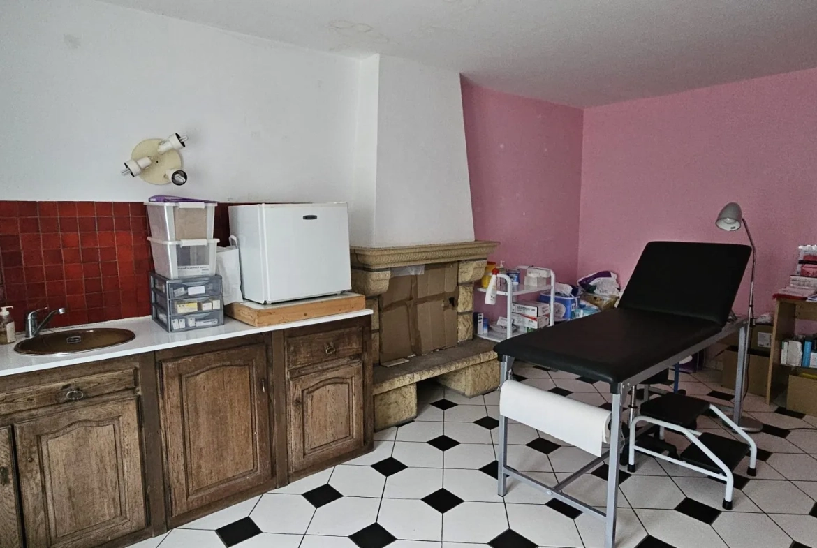 Grande maison en pierre à rénover à Carnoët, proche Carhaix 