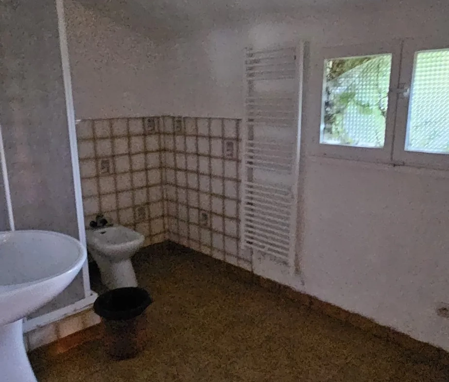 Grande maison en pierre à rénover à Carnoët, proche Carhaix 