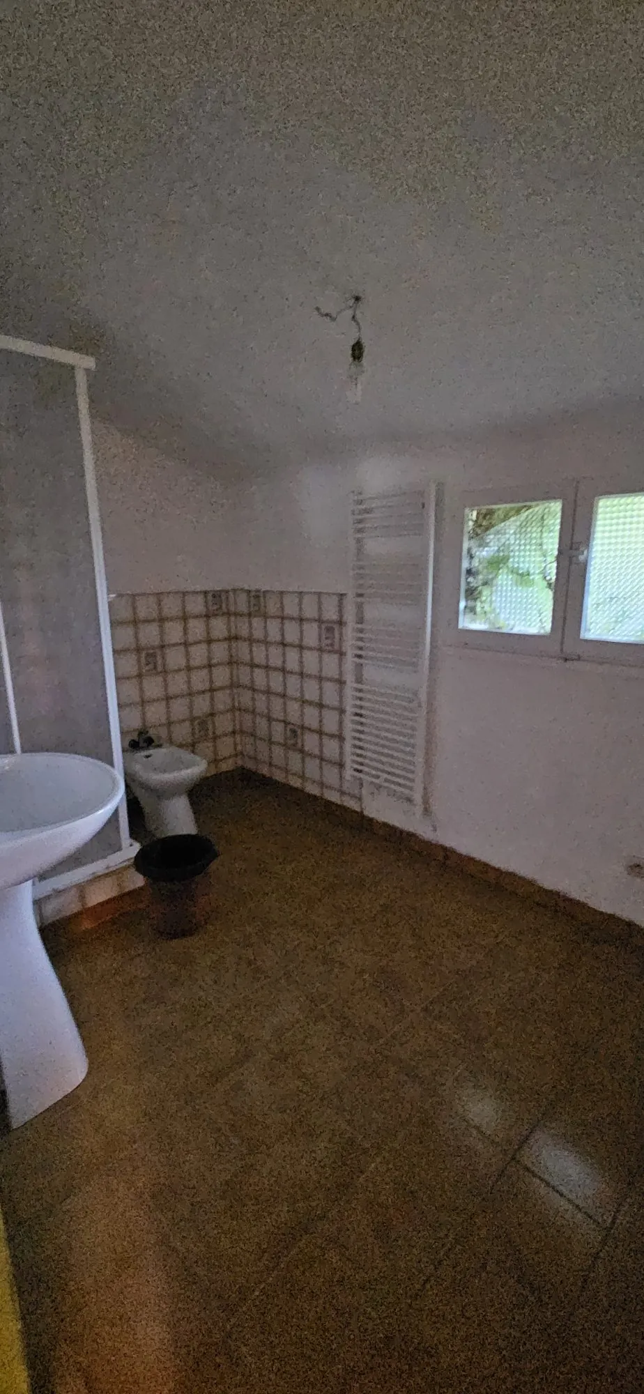 Grande maison en pierre à rénover à Carnoët, proche Carhaix 