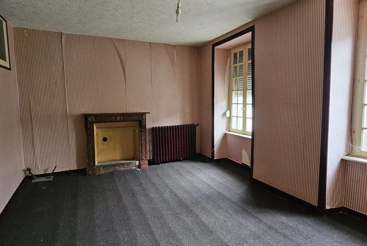 Grande maison en pierre à rénover à Carnoët, proche Carhaix 