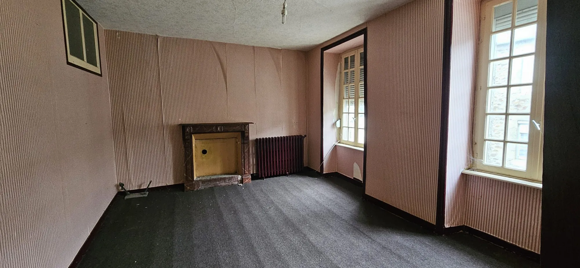 Grande maison en pierre à rénover à Carnoët, proche Carhaix 
