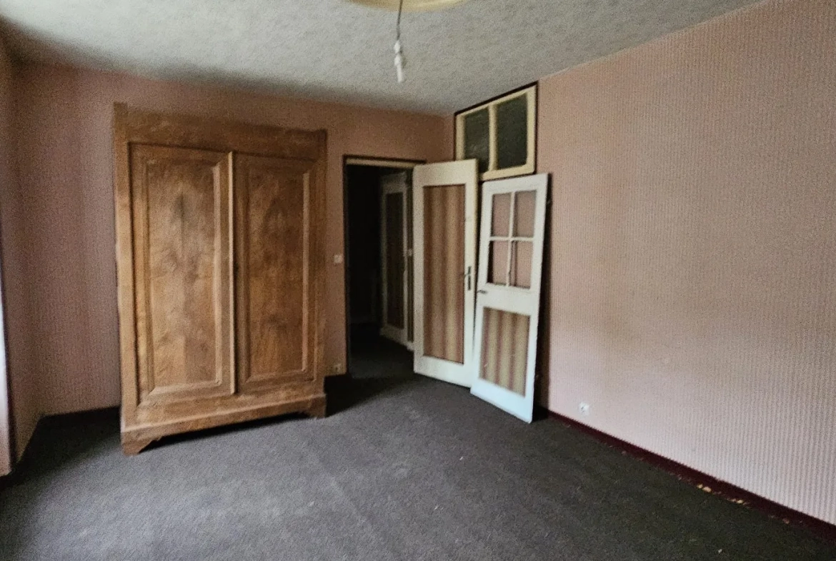 Grande maison en pierre à rénover à Carnoët, proche Carhaix 