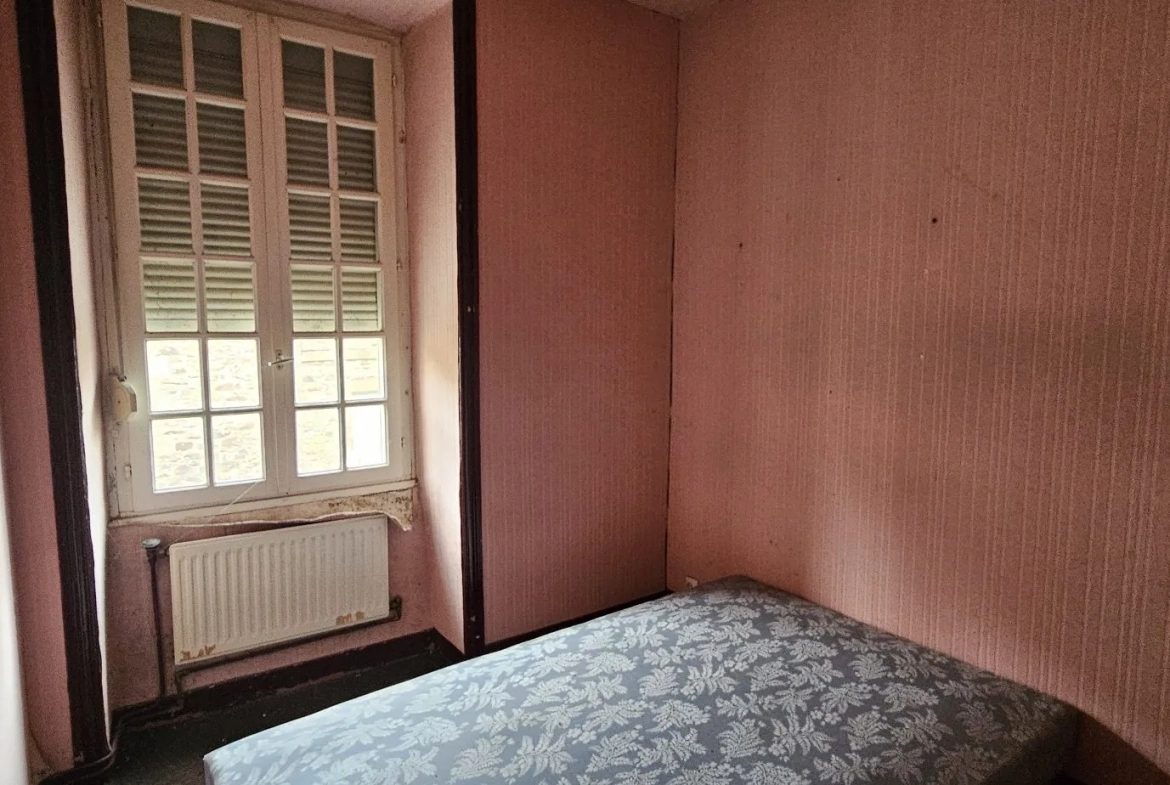 Grande maison en pierre à rénover à Carnoët, proche Carhaix 