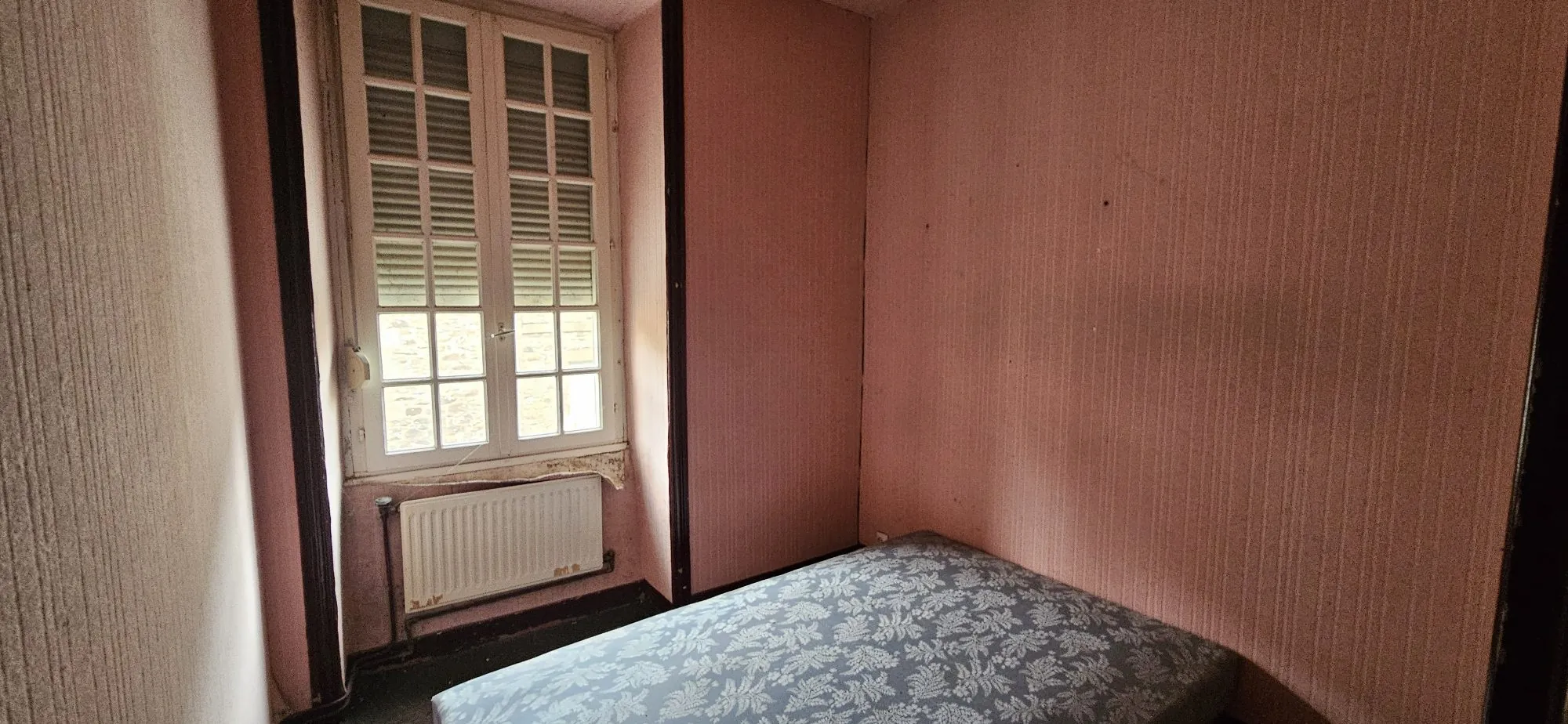 Grande maison en pierre à rénover à Carnoët, proche Carhaix 