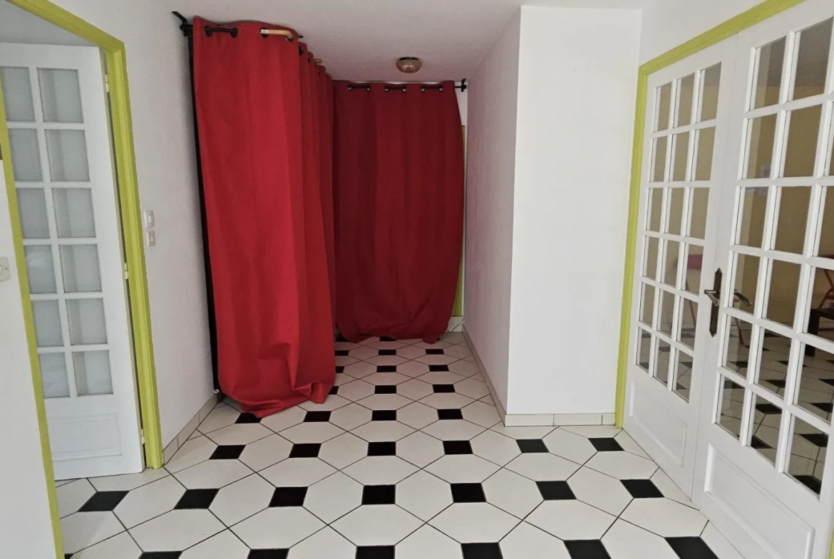 Grande maison en pierre à rénover à Carnoët, proche Carhaix 