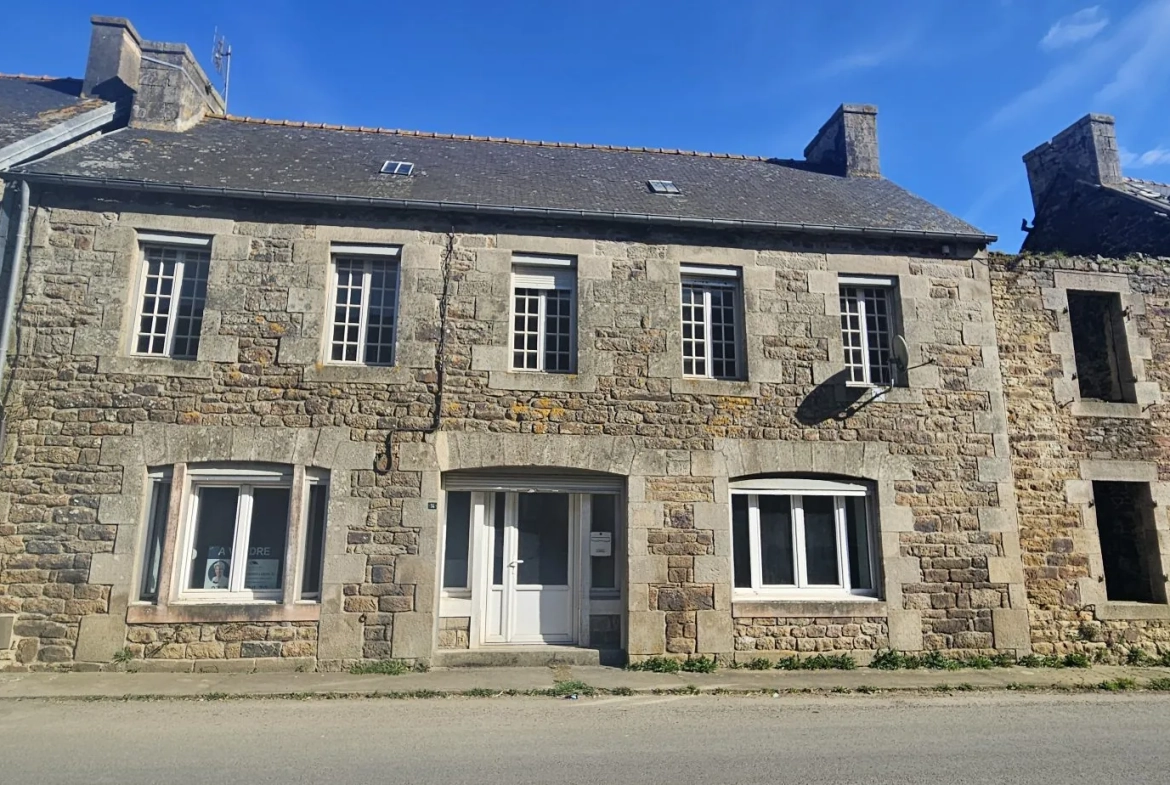 Grande maison en pierre à rénover à Carnoët, proche Carhaix 