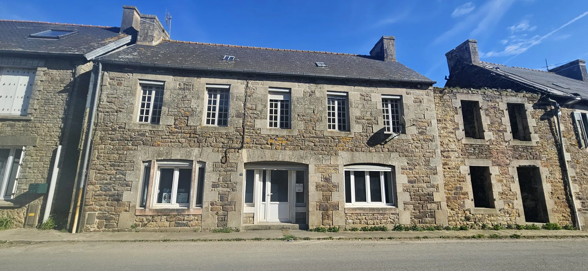 Grande maison en pierre à rénover à Carnoët, proche Carhaix 
