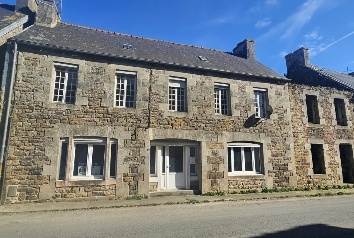 Grande maison en pierre à rénover à Carnoët, proche Carhaix 