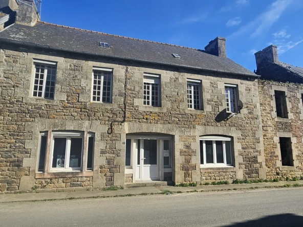Grande maison en pierre à rénover à Carnoët, proche Carhaix