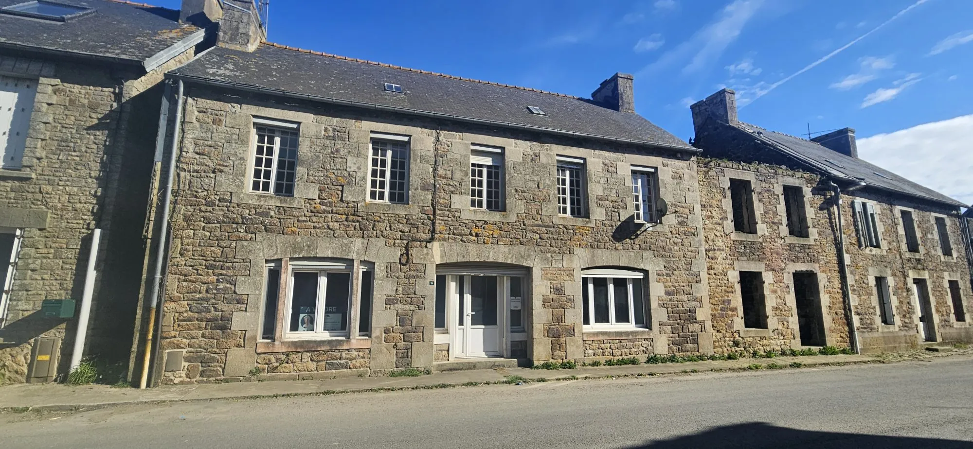 Grande maison en pierre à rénover à Carnoët, proche Carhaix 