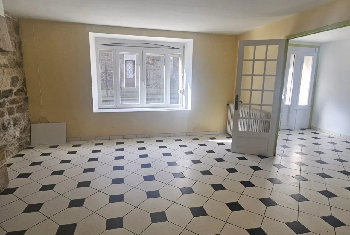 Grande maison en pierre à rénover à Carnoët, proche Carhaix 