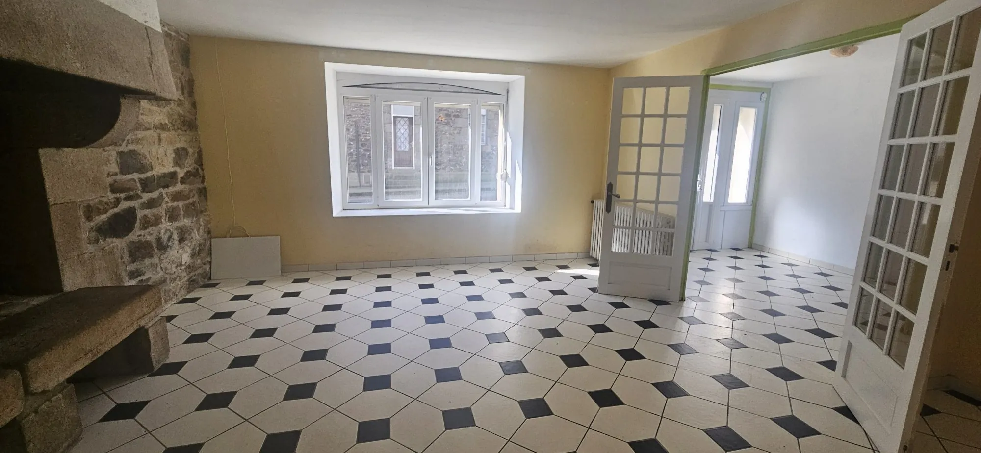 Grande maison en pierre à rénover à Carnoët, proche Carhaix 