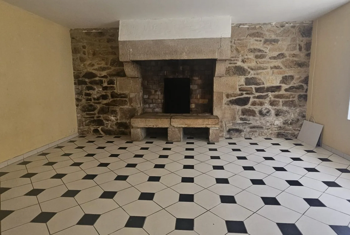 Grande maison en pierre à rénover à Carnoët, proche Carhaix 