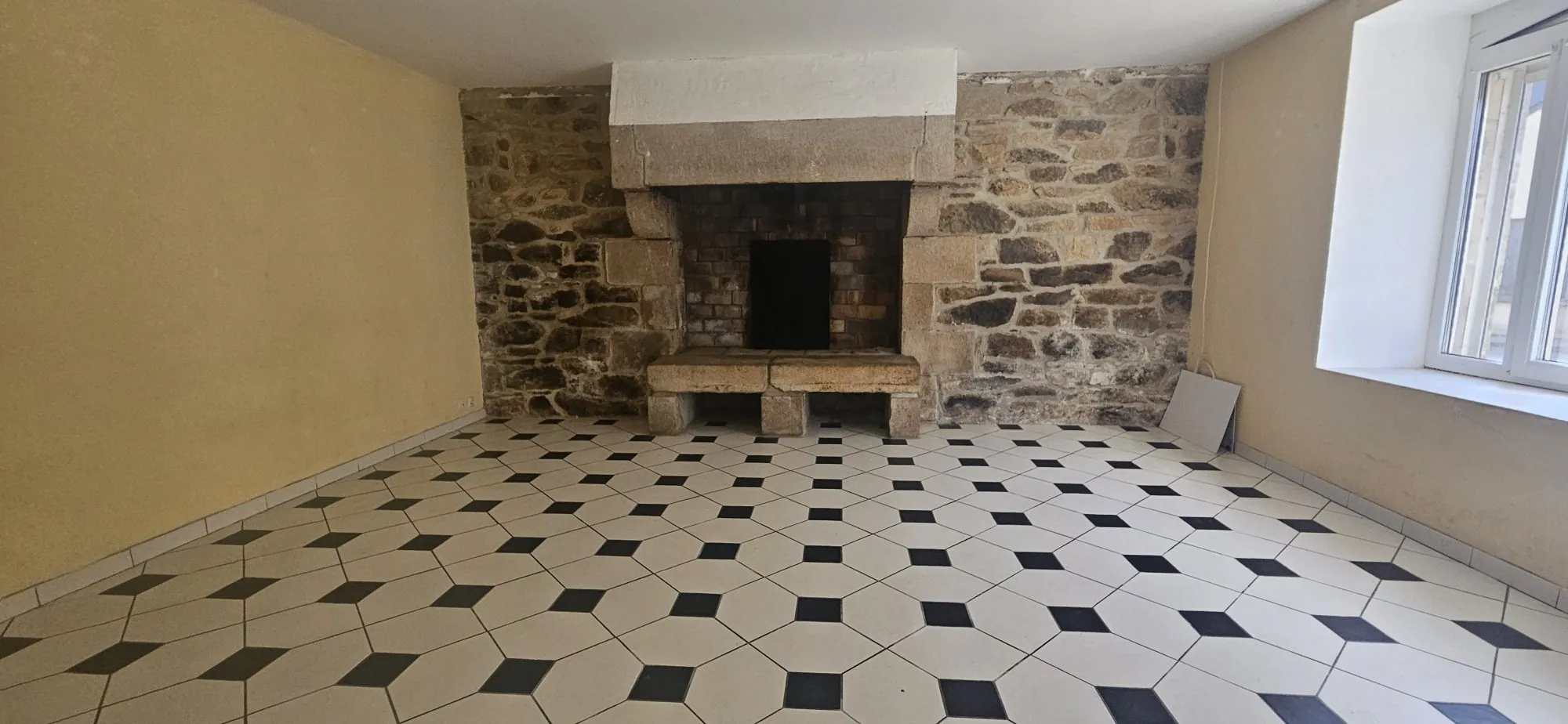 Grande maison en pierre à rénover à Carnoët, proche Carhaix 