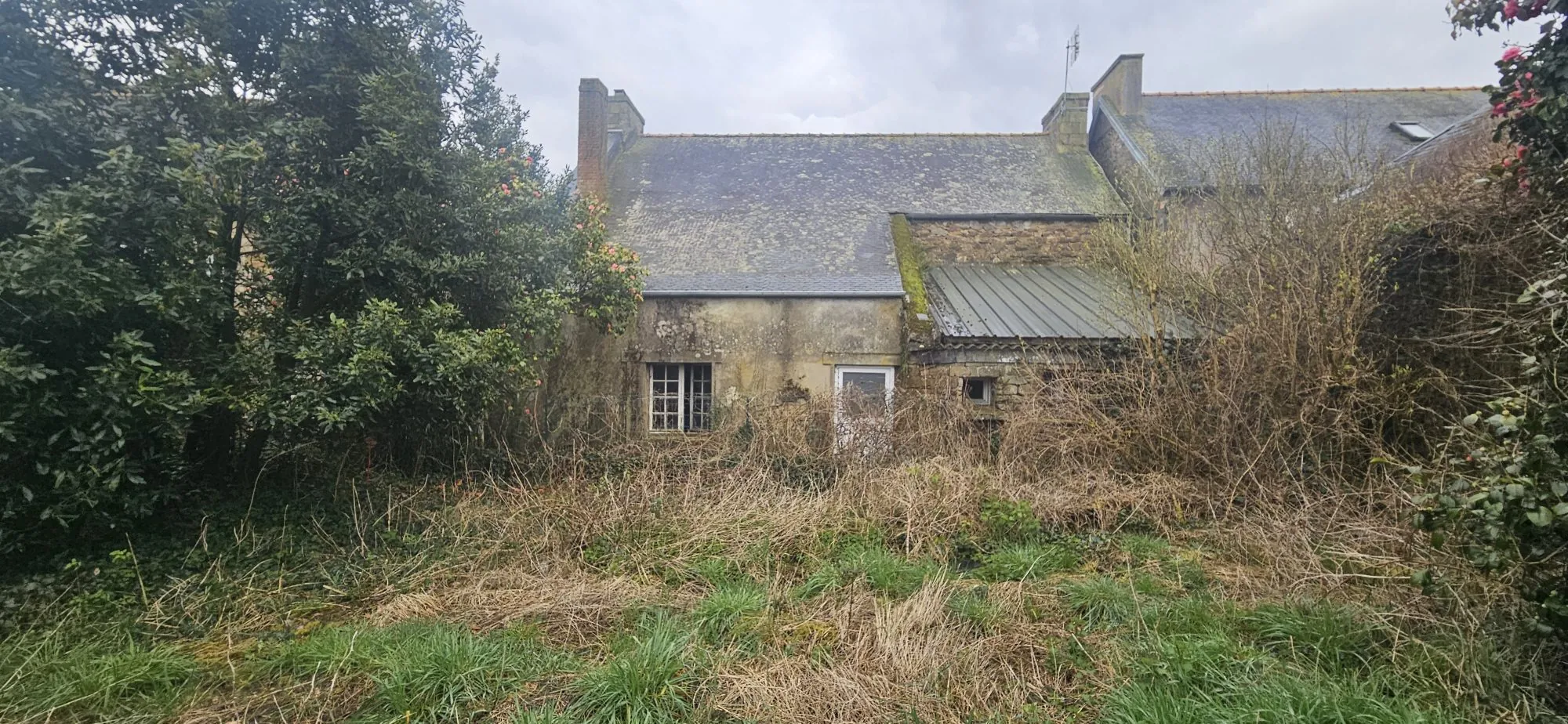 VUE DE L'ARRIERE Grande maison en pierre à rénover à Carnoët, proche Carhaix 