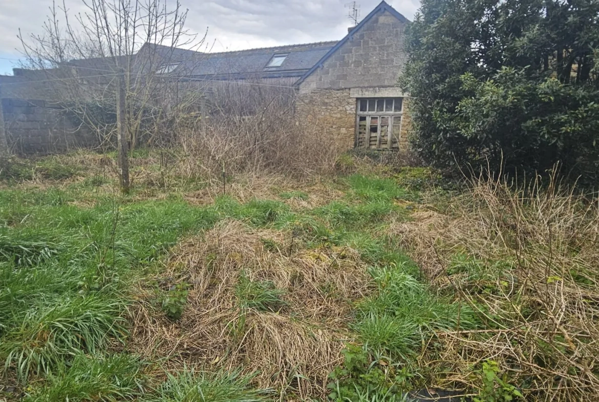 JARDIN SUR L'ARRIERE Grande maison en pierre à rénover à Carnoët, proche Carhaix 