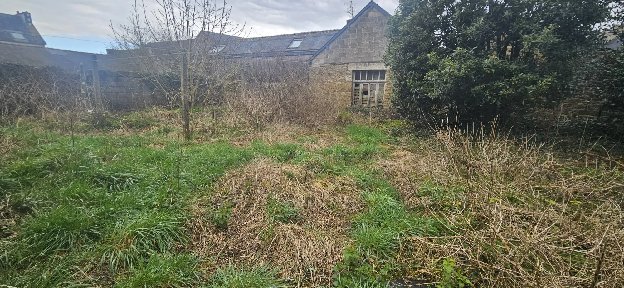 JARDIN SUR L'ARRIERE Grande maison en pierre à rénover à Carnoët, proche Carhaix 