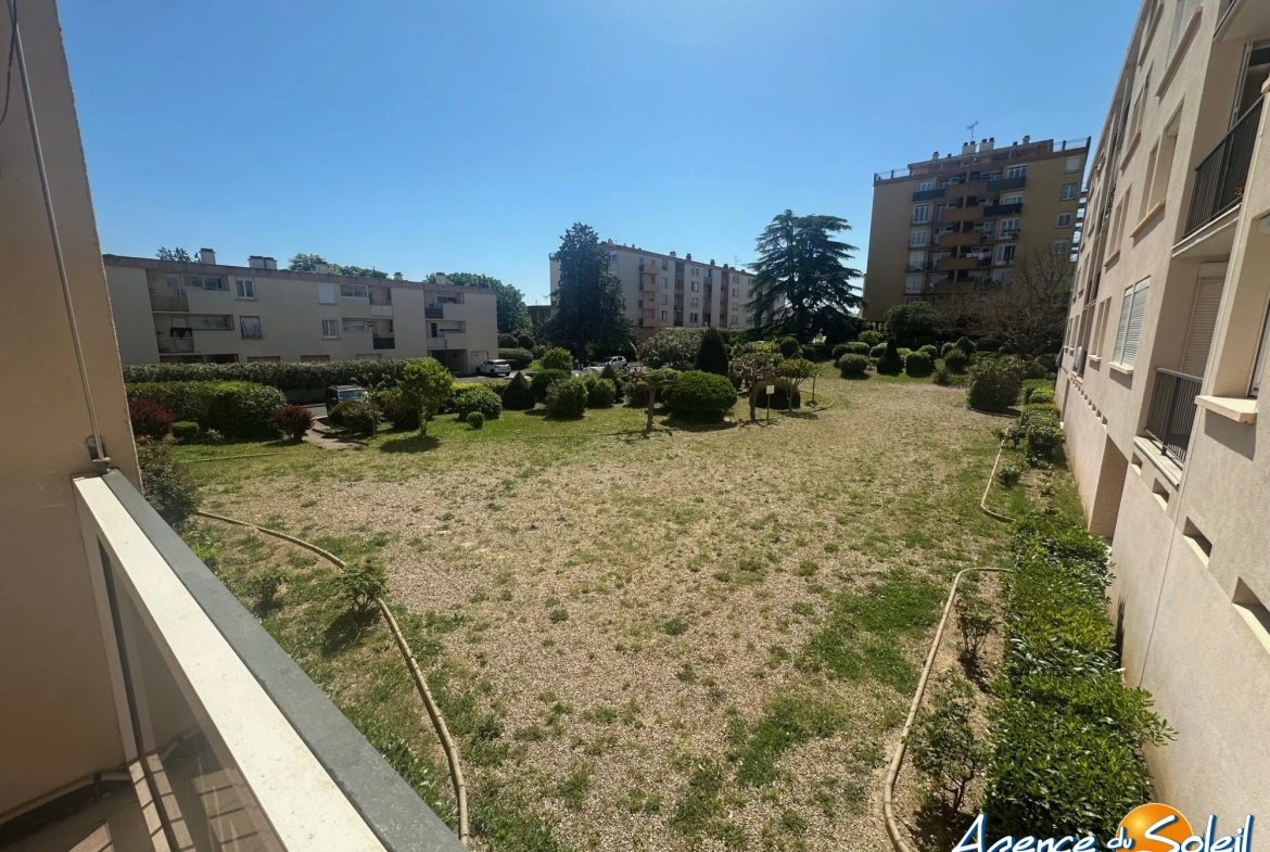 Vue balcon cuisine Appartement T3 lumineux à vendre à Beziers avec garage et cave 