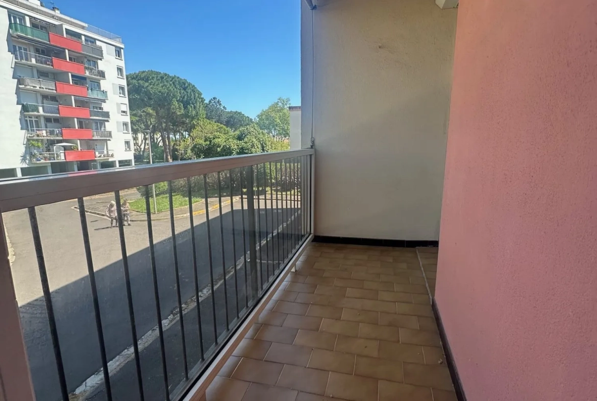 Vue balcon séjour et chambre Appartement T3 lumineux à vendre à Beziers avec garage et cave 