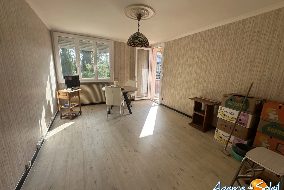 Salon Séjour Appartement T3 lumineux à vendre à Beziers avec garage et cave 