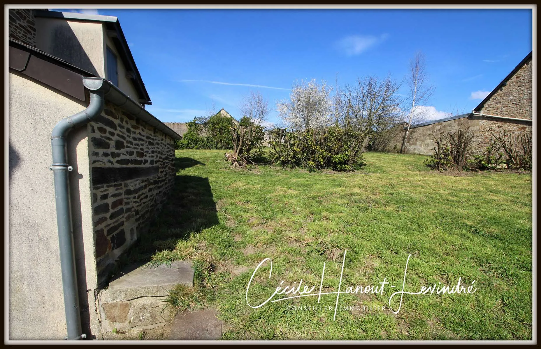 Maison en pierre avec terrain à bâtir à Pleine-Fougères, idéal investisseur 