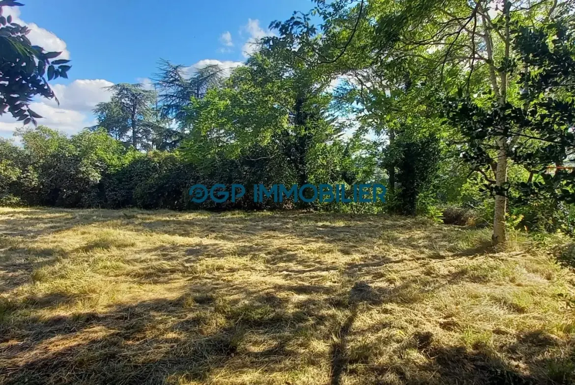 Terrain constructible de 1263 m² à Castelnau d'Estrétefonds, proche Toulouse 