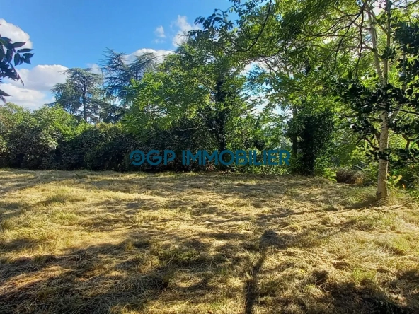 Terrain constructible de 1263 m² à Castelnau d'Estrétefonds, proche Toulouse