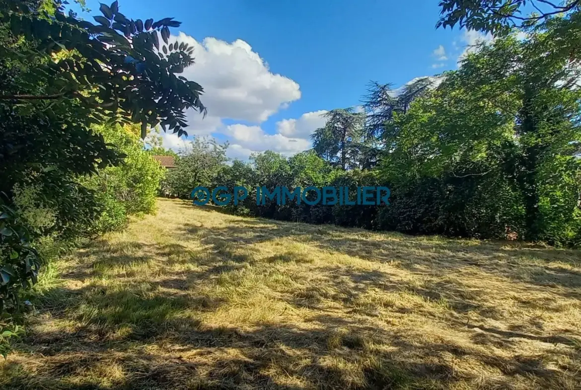 Terrain constructible de 1263 m² à Castelnau d'Estrétefonds, proche Toulouse 