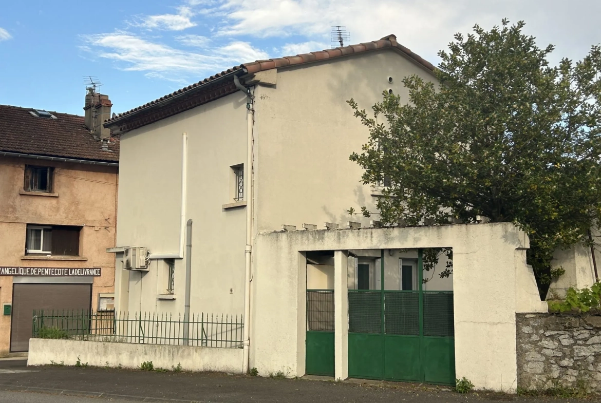 Maison à vendre à Quillan avec jardin, garage et cave en centre-ville 