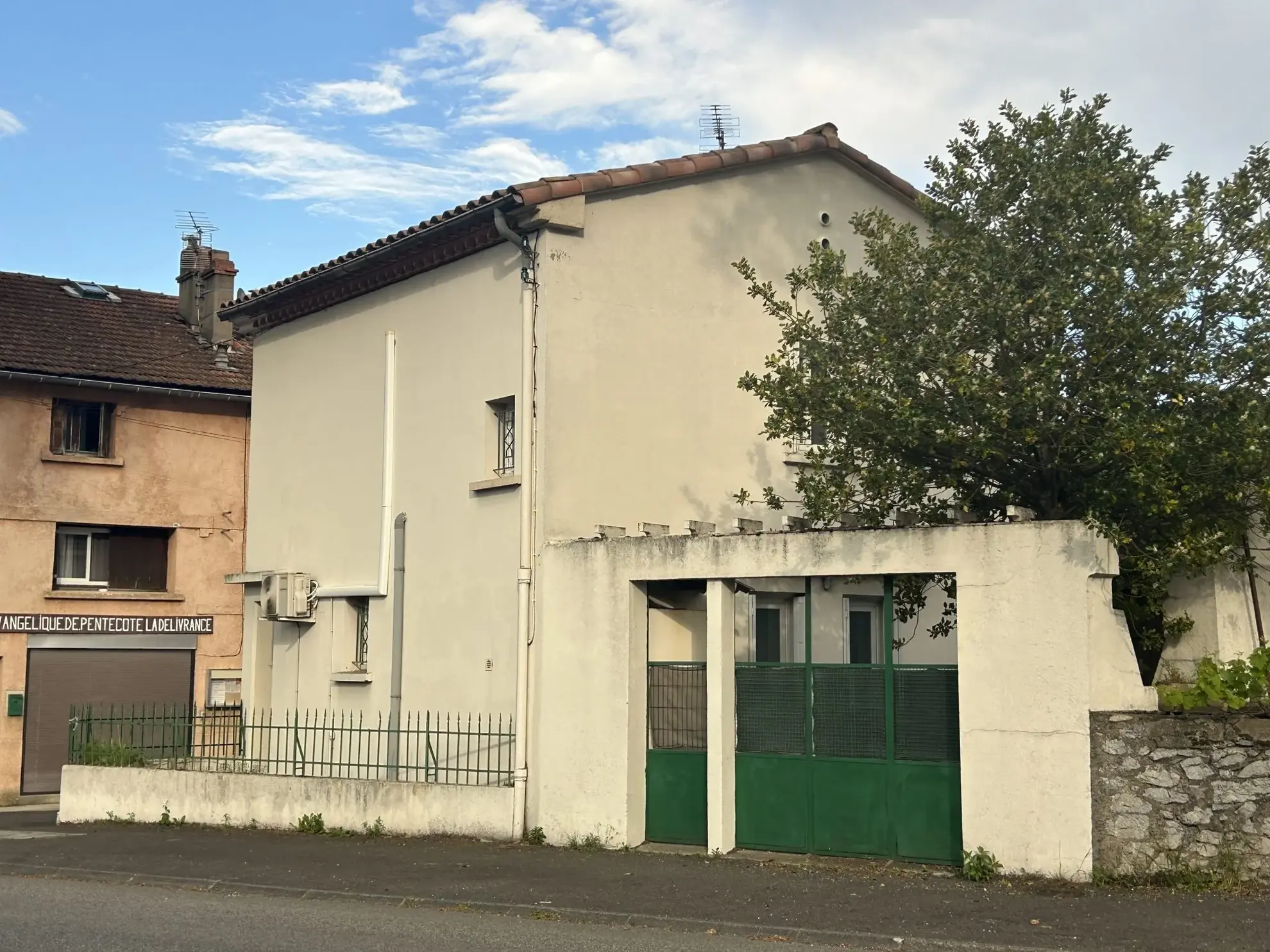 Maison à vendre à Quillan avec jardin, garage et cave en centre-ville 