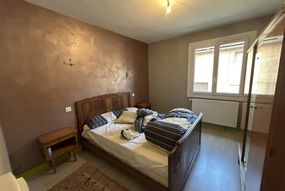 Maison à vendre à Quillan avec jardin, garage et cave en centre-ville 