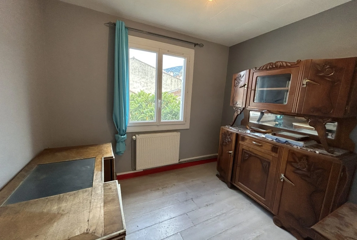 Maison à vendre à Quillan avec jardin, garage et cave en centre-ville 