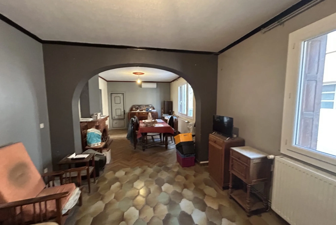 Maison à vendre à Quillan avec jardin, garage et cave en centre-ville 