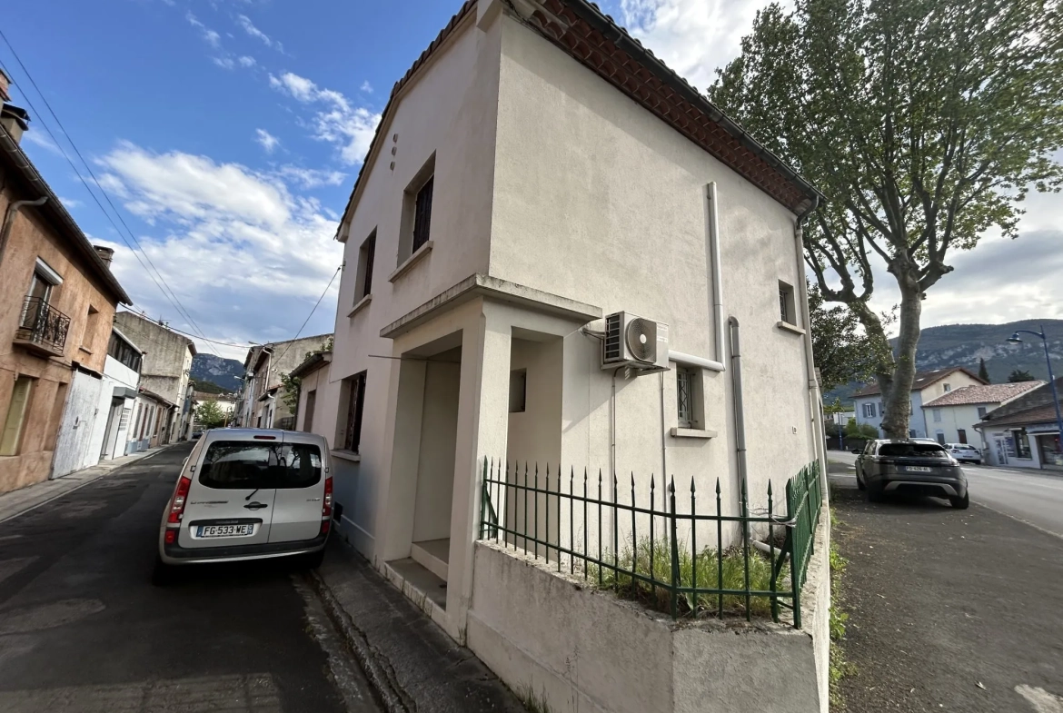 Maison à vendre à Quillan avec jardin, garage et cave en centre-ville 
