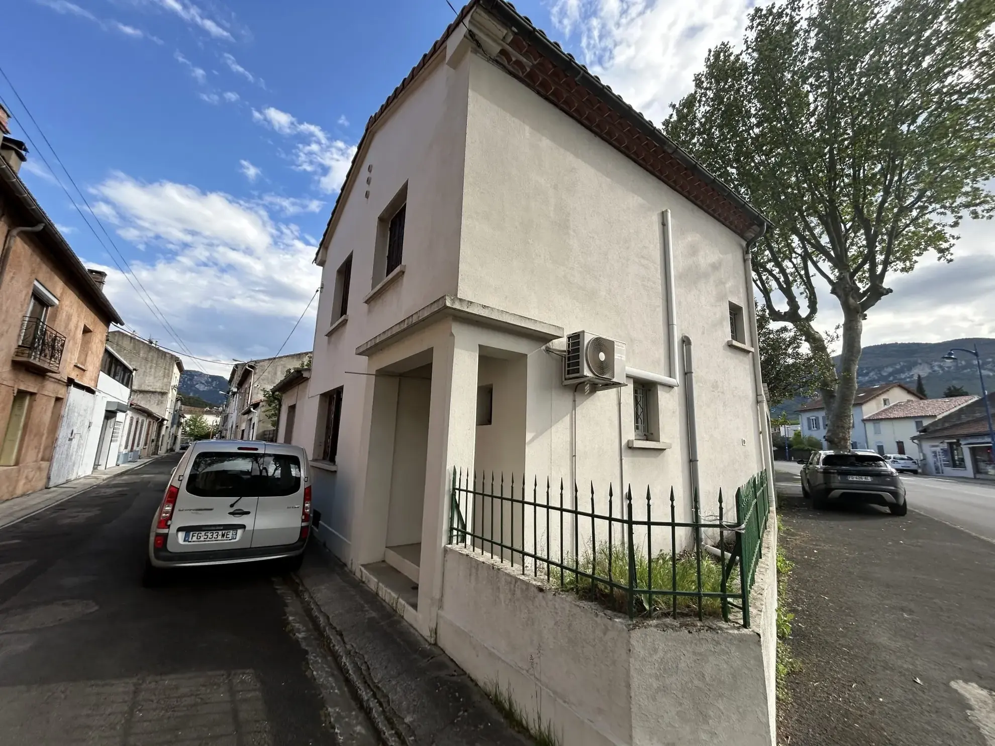Maison à vendre à Quillan avec jardin, garage et cave en centre-ville 