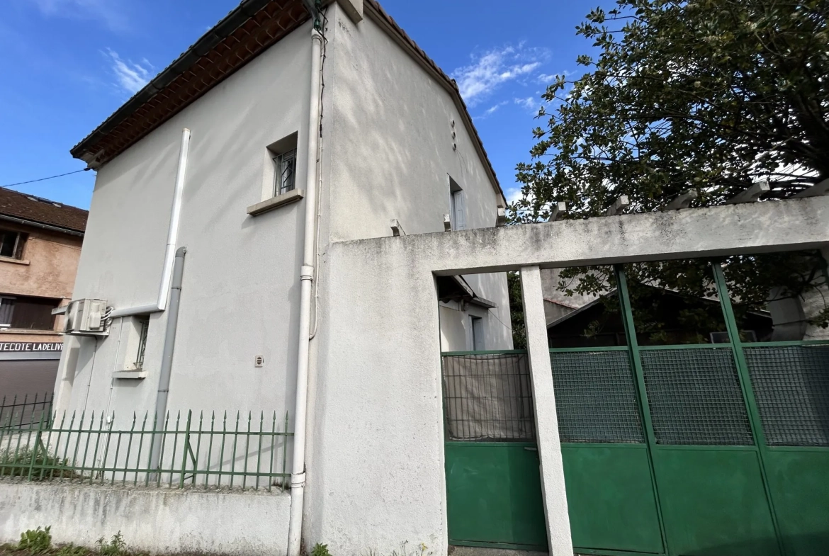 Maison à vendre à Quillan avec jardin, garage et cave en centre-ville 