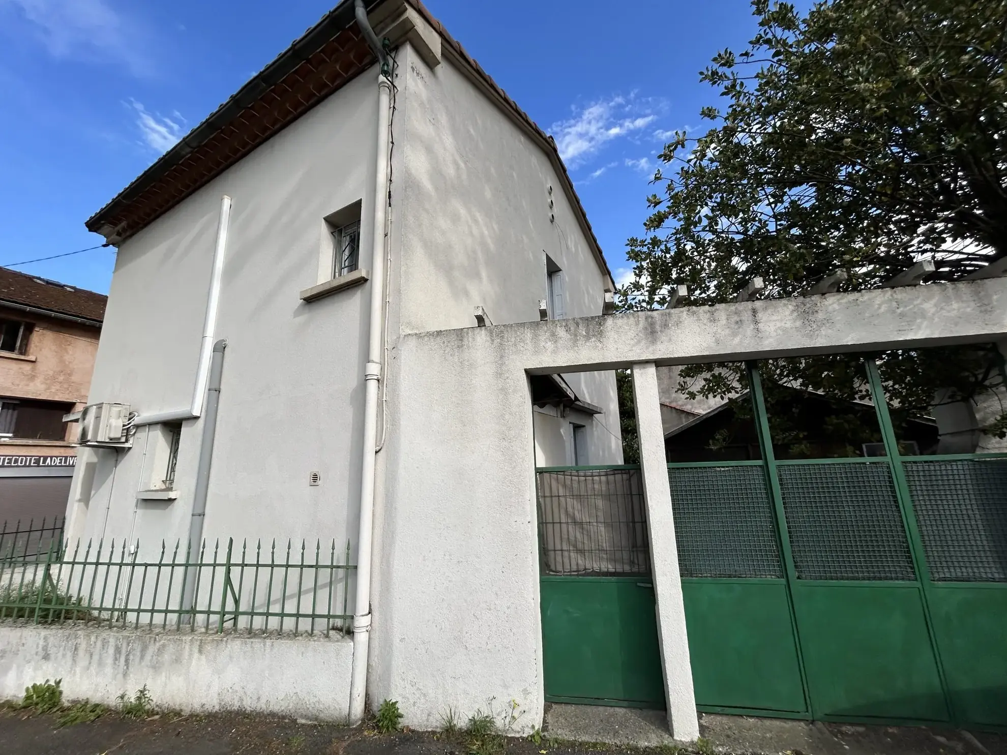 Maison à vendre à Quillan avec jardin, garage et cave en centre-ville 