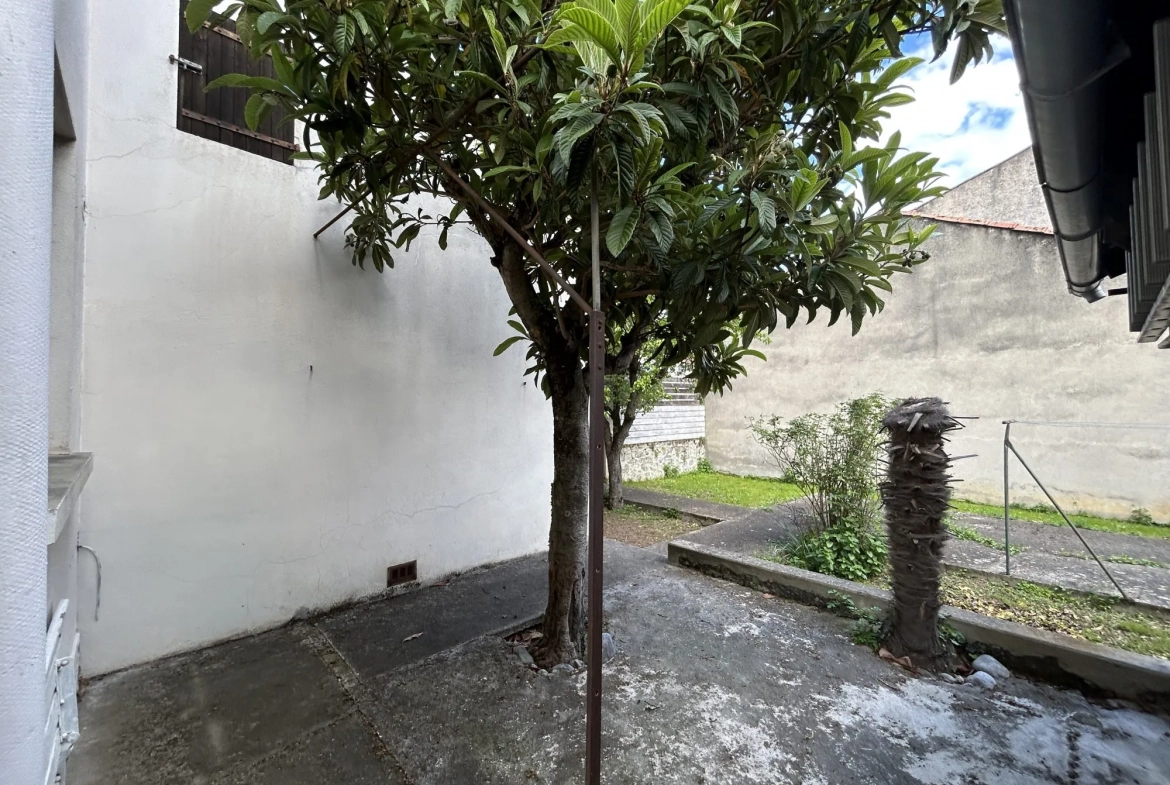 Maison à vendre à Quillan avec jardin, garage et cave en centre-ville 
