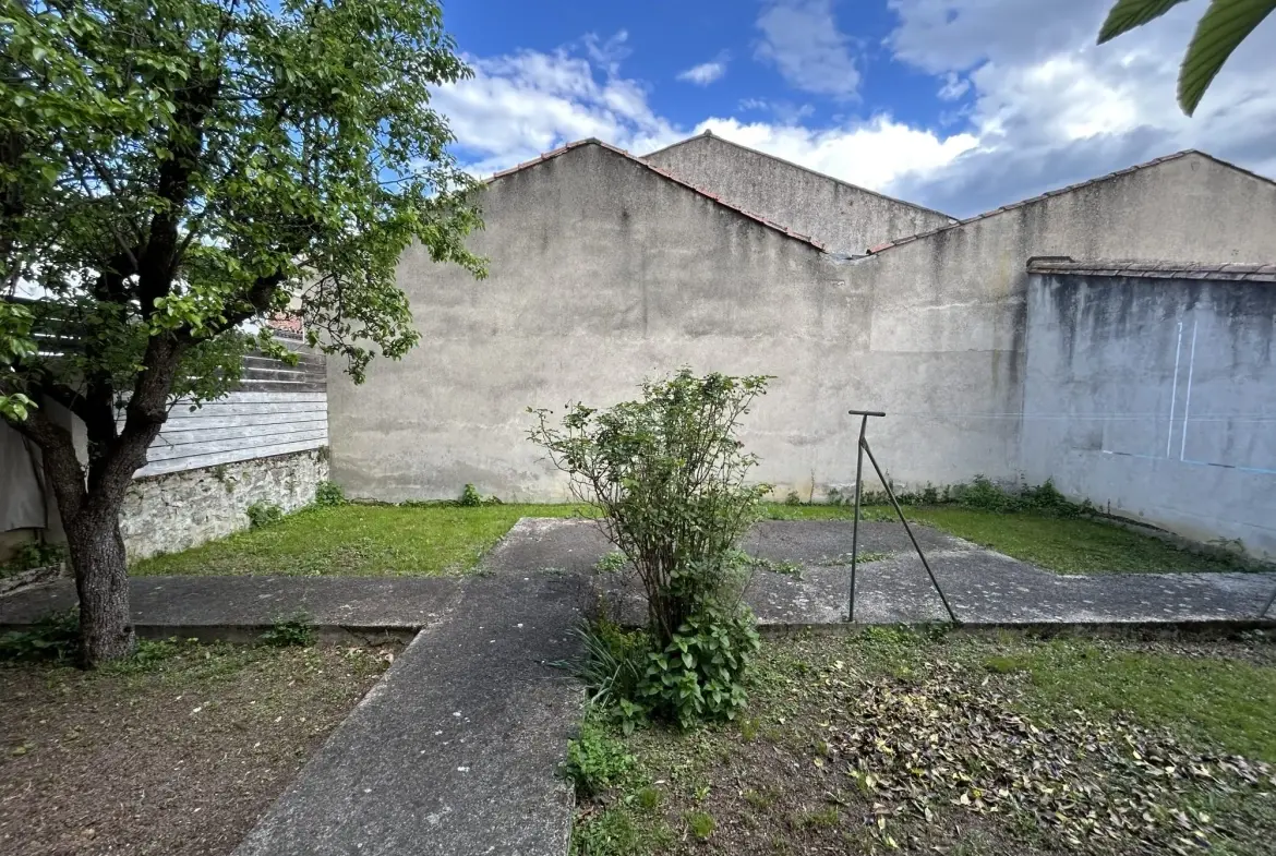 Maison à vendre à Quillan avec jardin, garage et cave en centre-ville 