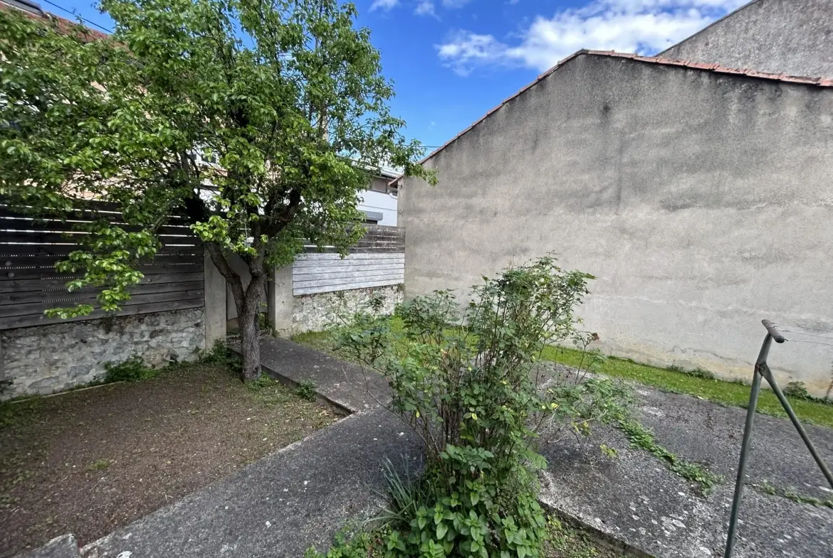 Maison à vendre à Quillan avec jardin, garage et cave en centre-ville 