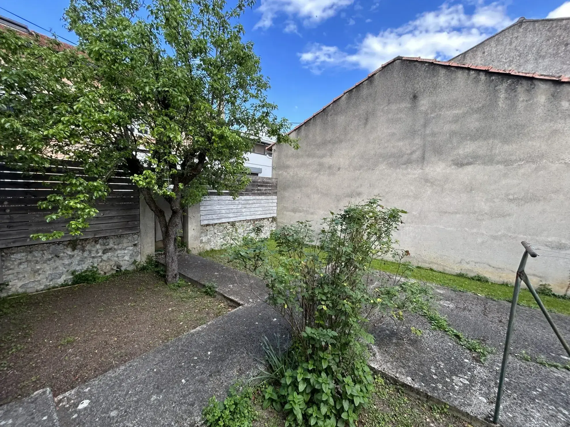 Maison à vendre à Quillan avec jardin, garage et cave en centre-ville 