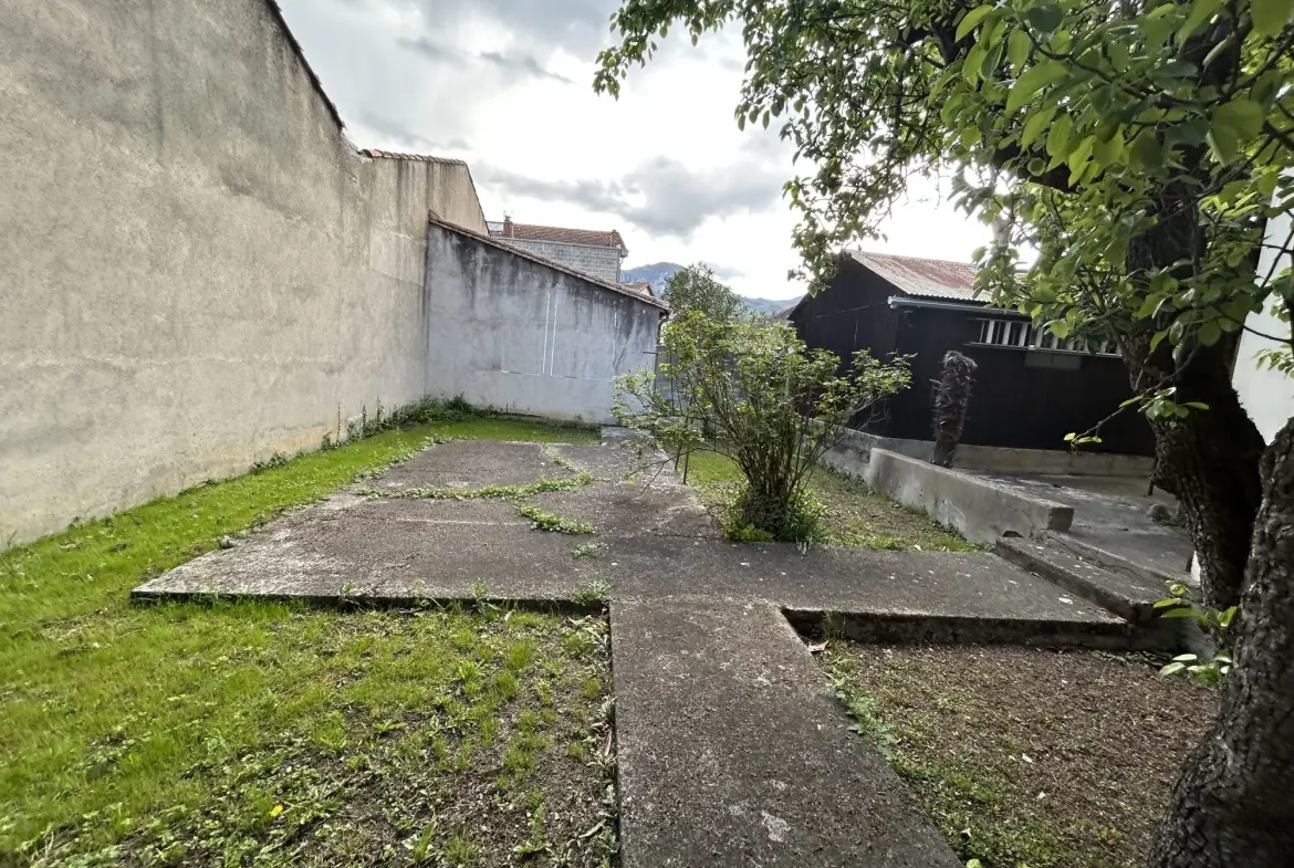 Maison à vendre à Quillan avec jardin, garage et cave en centre-ville 