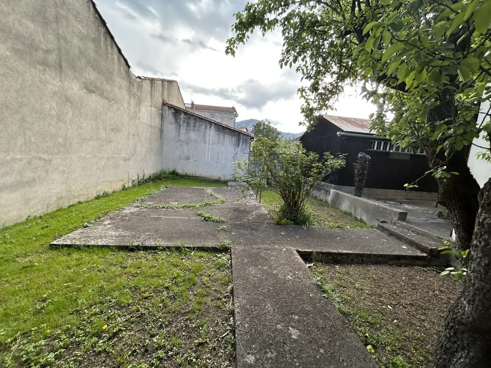 Maison à vendre à Quillan avec jardin, garage et cave en centre-ville 