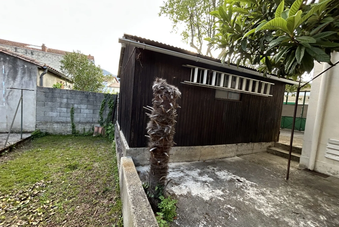 Maison à vendre à Quillan avec jardin, garage et cave en centre-ville 