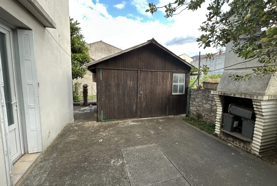 Maison à vendre à Quillan avec jardin, garage et cave en centre-ville 