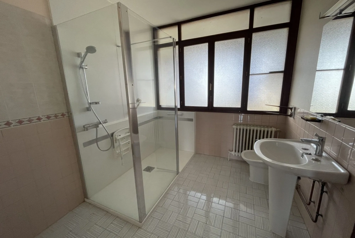 Appartement T4 à Échirolles avec Vue Montagne et Rénovation Possible 