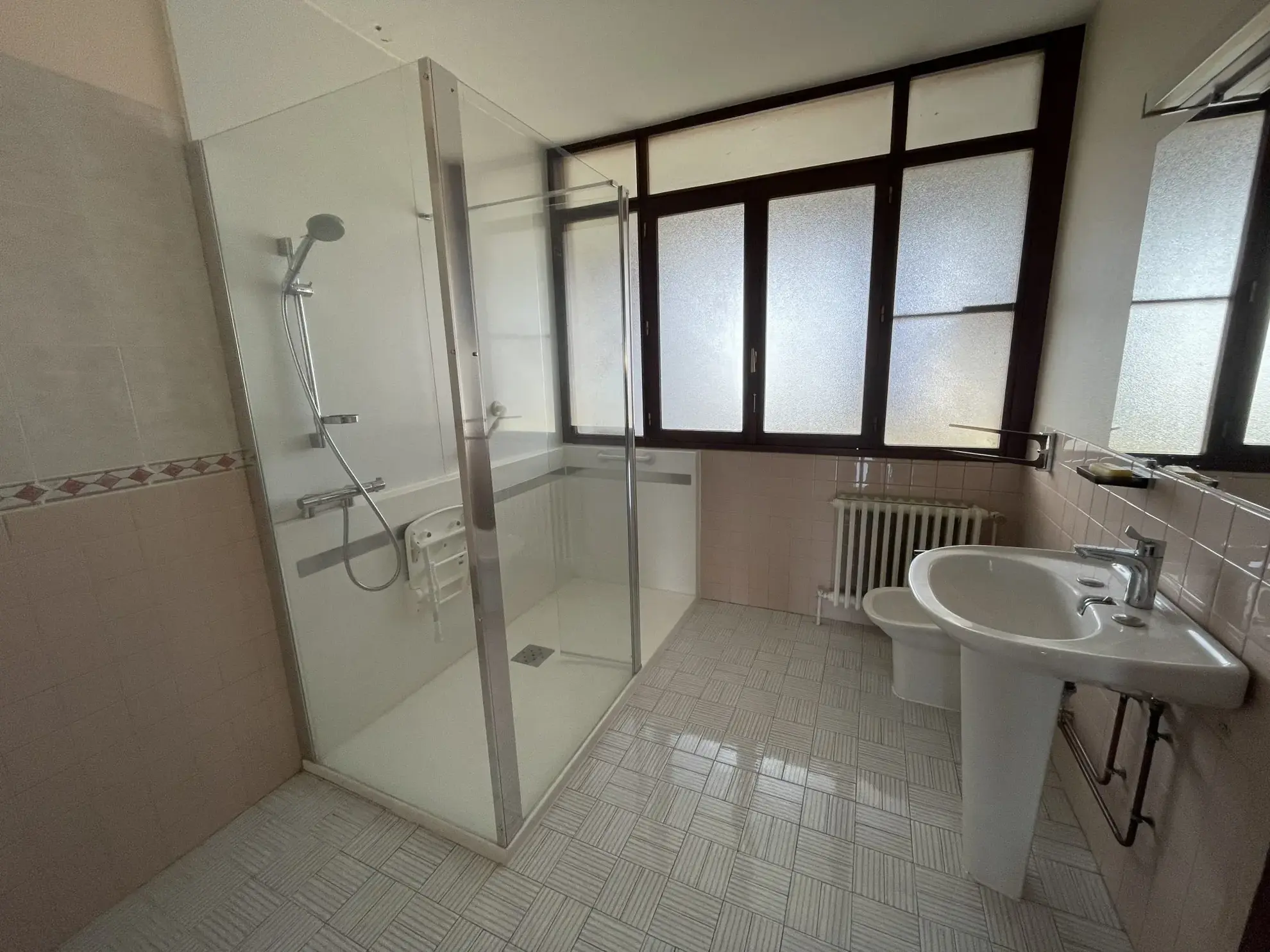 Appartement T4 à Échirolles avec Vue Montagne et Rénovation Possible 